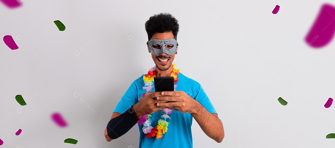 Traje Brasileiro de Carnaval. Homem negro com fantasia de carnaval tomando selfie isolado no branco.