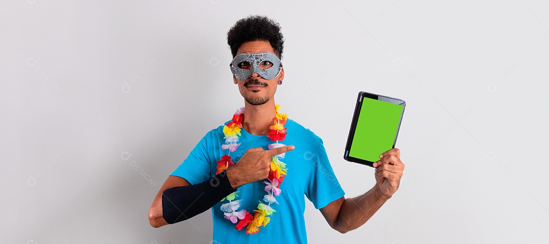 Traje Brasileiro de Carnaval. Homem negro com fantasia de carnaval tomando selfie isolado no branco.