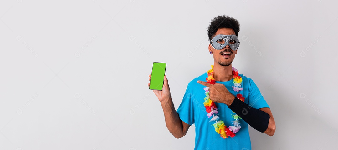 Traje Brasileiro de Carnaval. Homem negro com fantasia de carnaval tomando selfie isolado no branco.