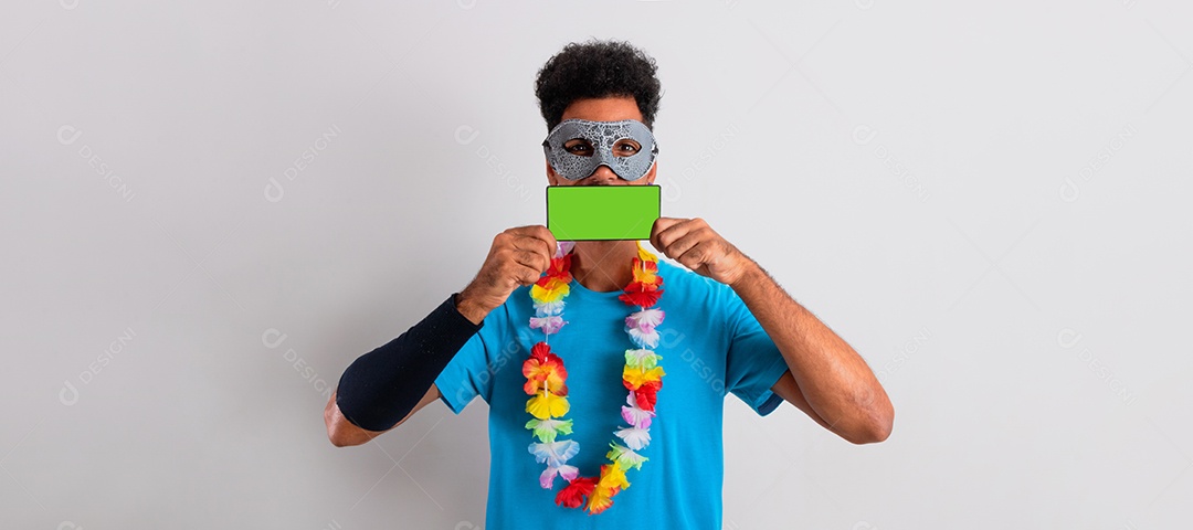 Traje Brasileiro de Carnaval. Homem negro com fantasia de carnaval tomando selfie isolado no branco.