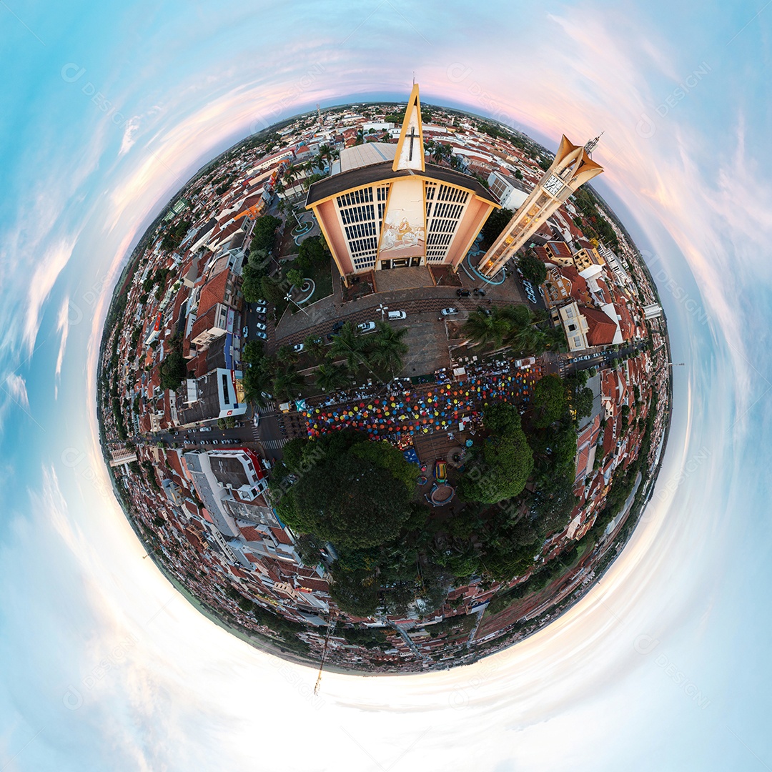 Igreja e torre do relógio com praça circundante na cidade