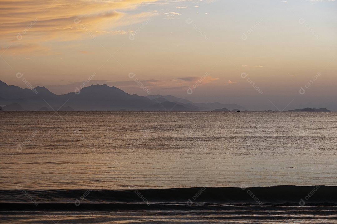 Vista do mar e montanhas ao longe ao amanhecer