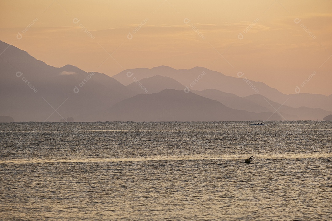 Vista do mar e montanhas ao longe ao amanhecer