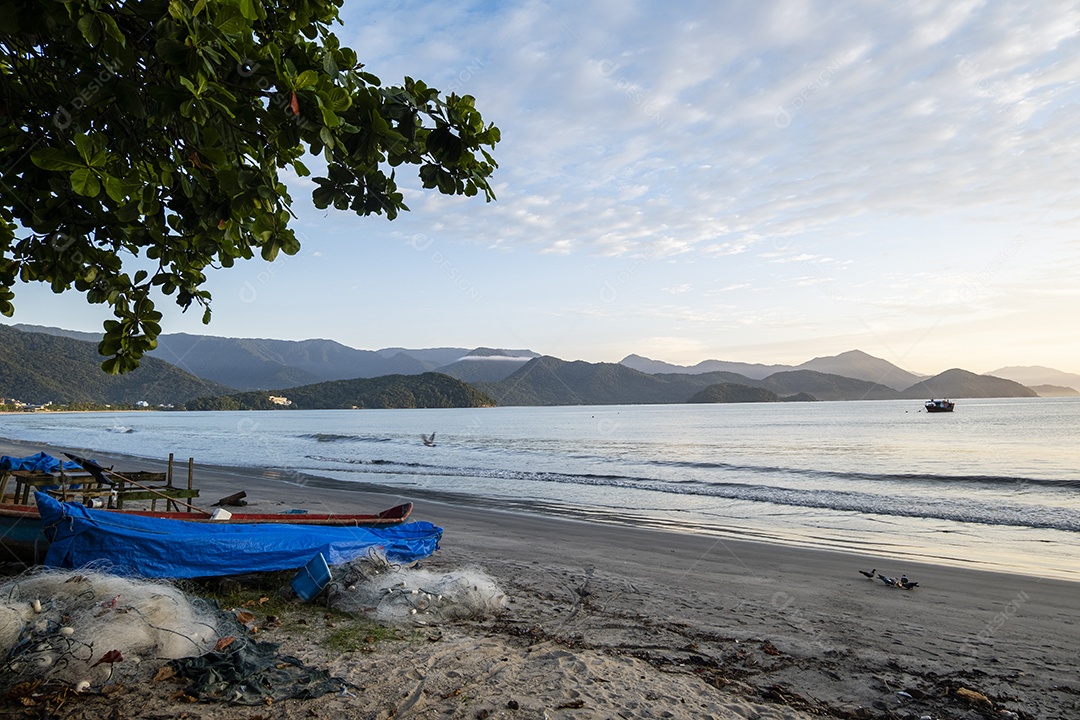Vista da areia da praia e mar ao amanhecer