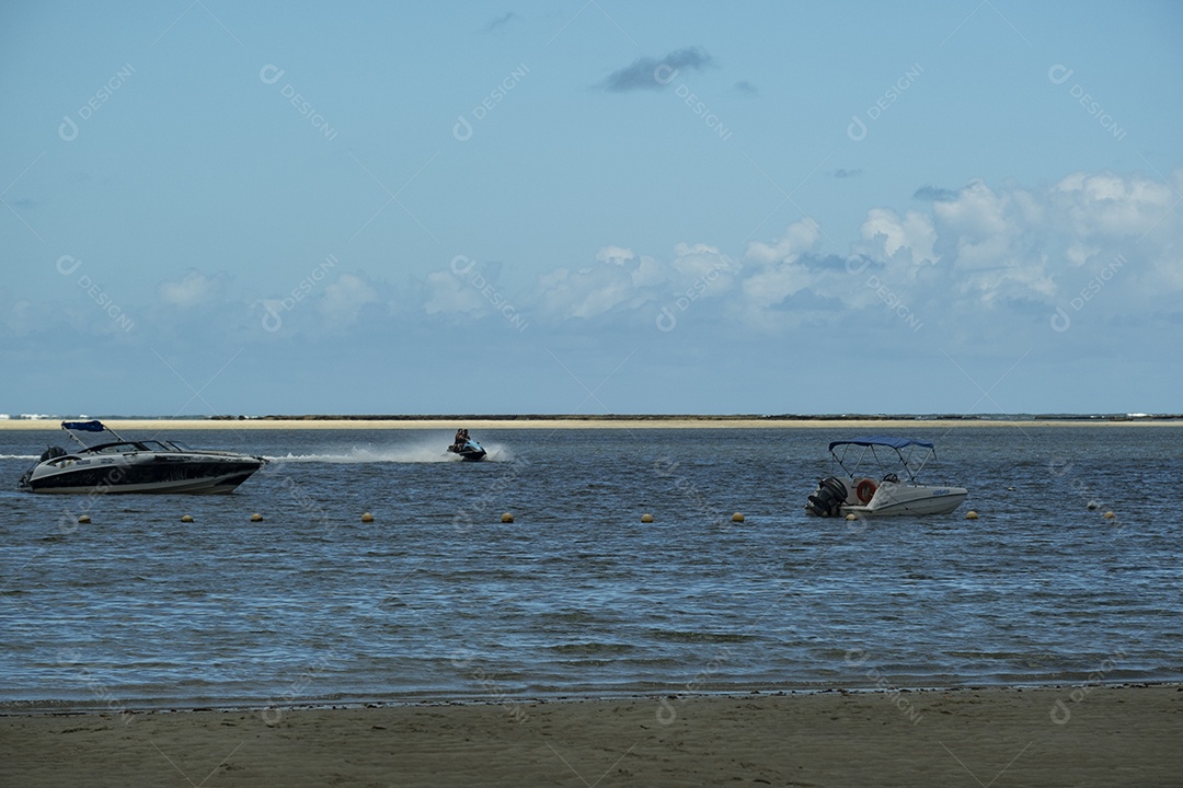 Jet ski com duas pessoas navegando na água do mar