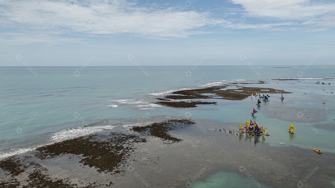 vista aérea de barcos e turistas nas piscinas naturais