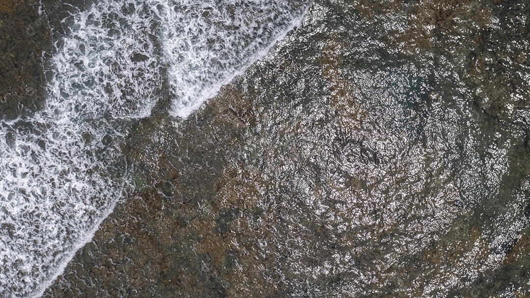 água do mar e pequenas ondas sobre recifes