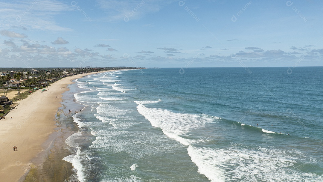 Hotéis e pousadas em frente à praia e turistas andando