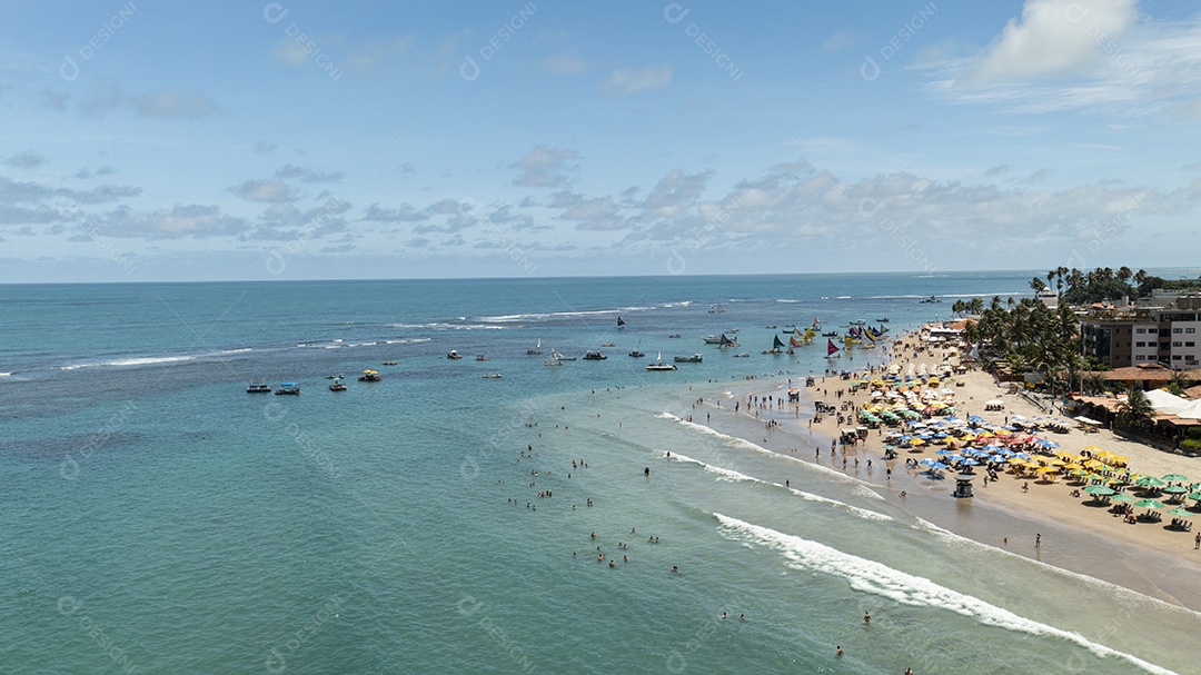 Turistas e pequenos barcos em piscinas naturais