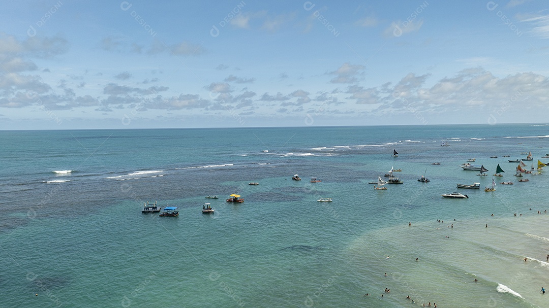 Turistas e pequenos barcos em piscinas naturais