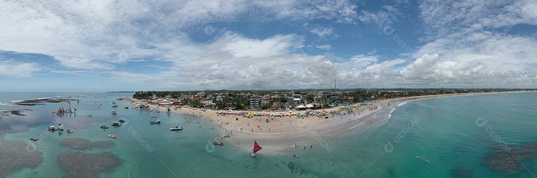 vista panorâmica de turistas e pequenas embarcações em piscinas naturais