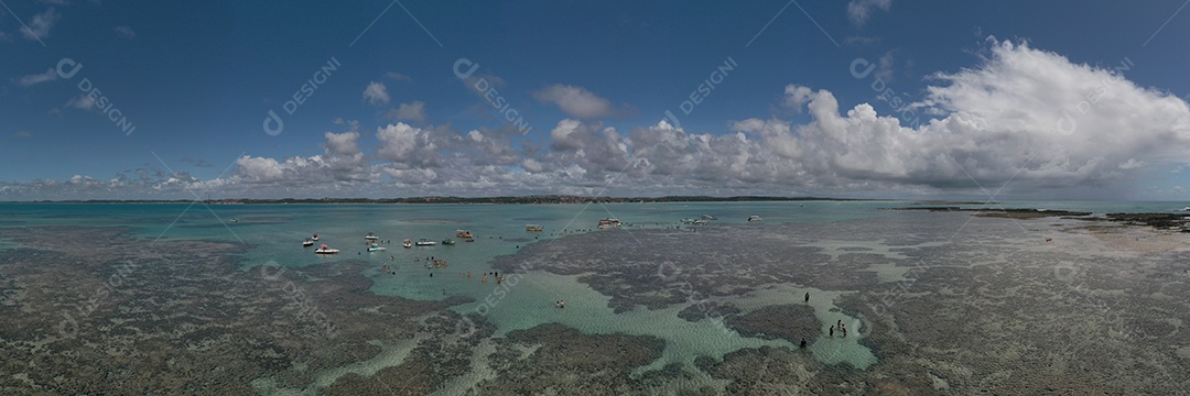 vista panorâmica de turistas e pequenas embarcações em piscinas naturais