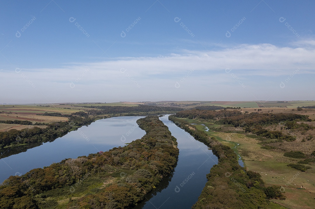 Rio tiete com vista para o rio e canal hidroviário