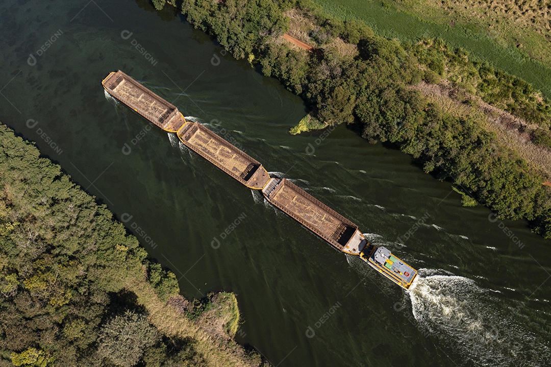 Rebocador empurrando barcaças vazias para carregamento com cana-de-açúca
