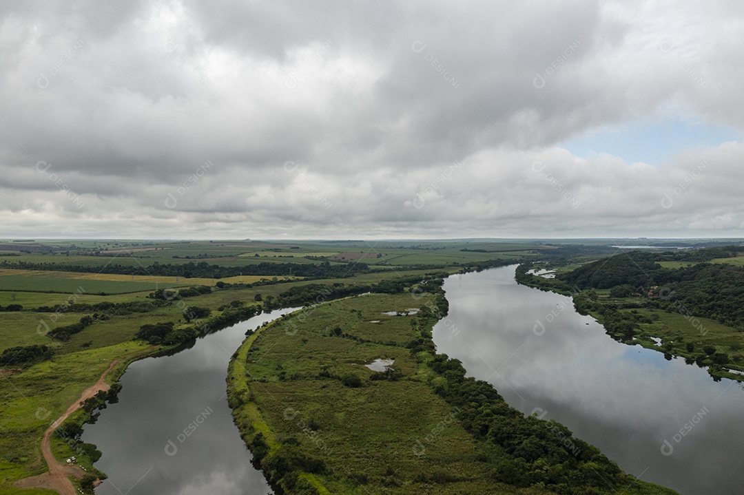 vista de drone do Rio Tietê em dia nublado