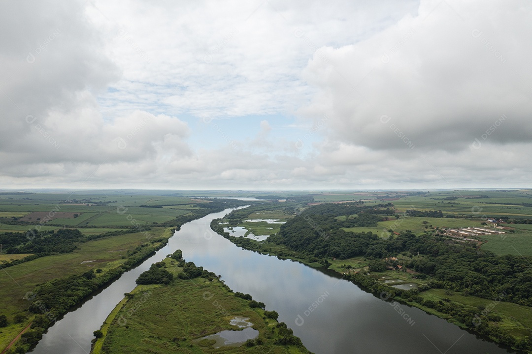 vista de drone do Rio Tietê em dia nublado