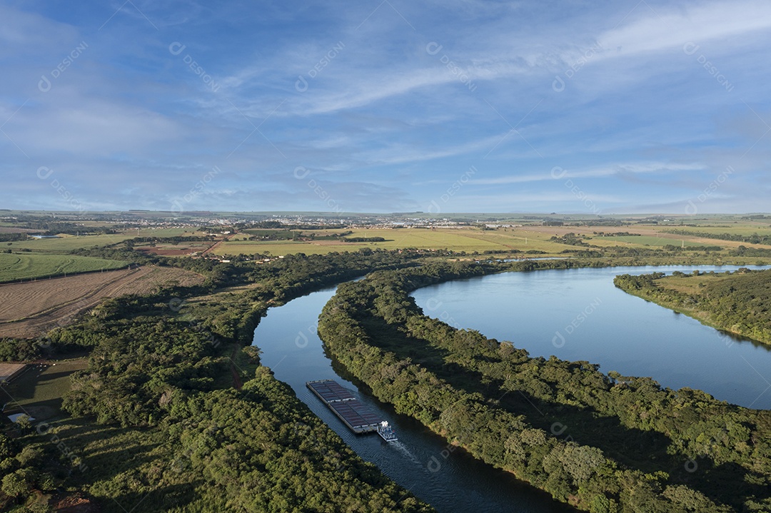 barcaça de transporte de grãos subindo o rio tiete