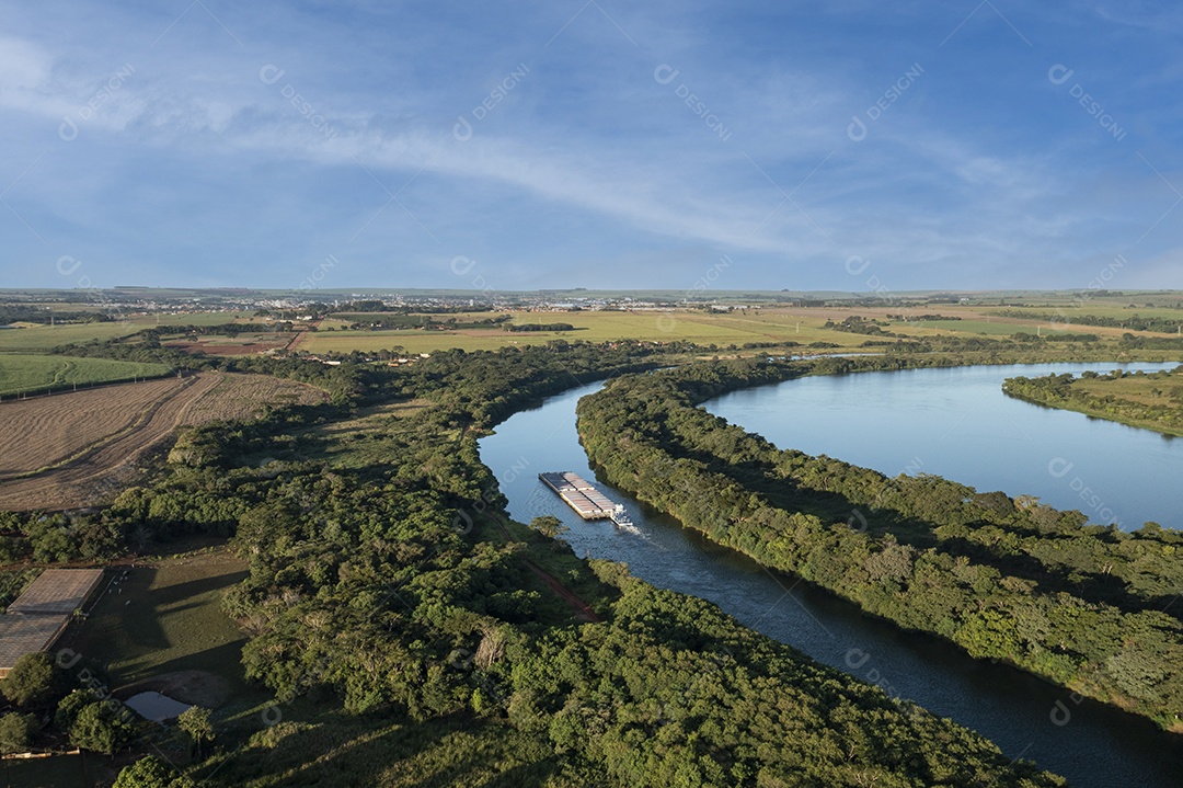 barcaça de transporte de grãos subindo o rio tiete