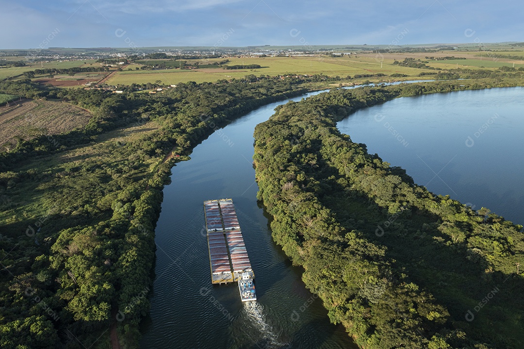 barcaça de transporte de grãos subindo o rio tiete