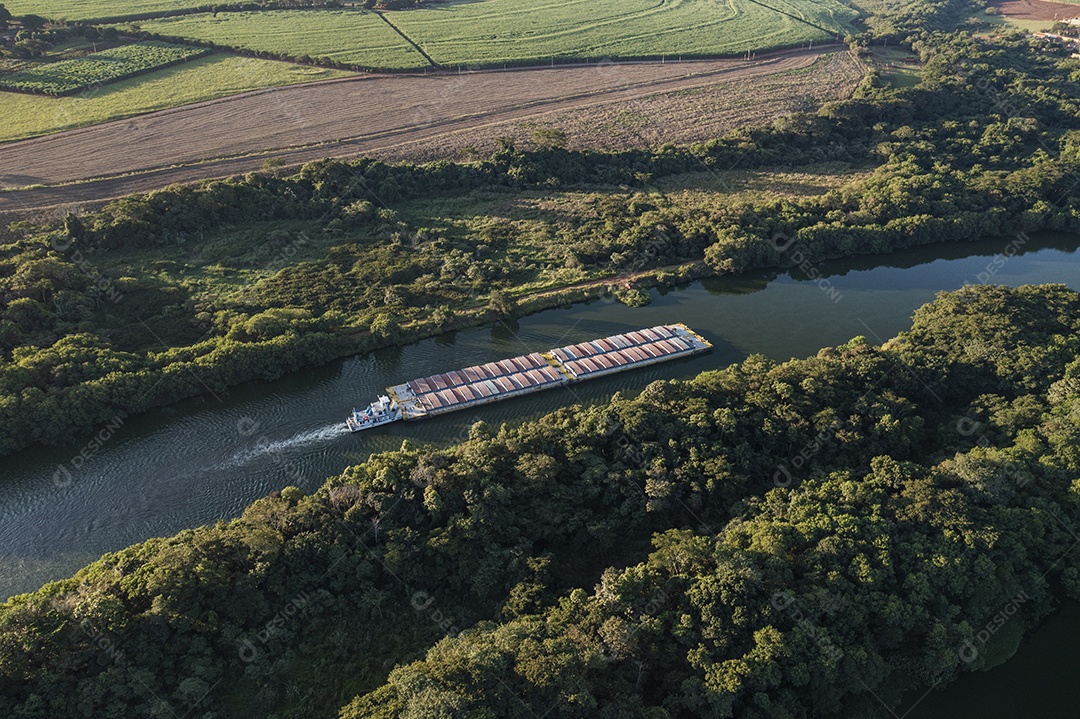 barcaça de transporte de grãos subindo o rio tiete
