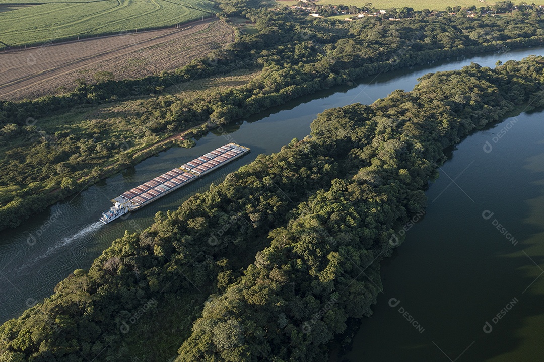 barcaça de transporte de grãos subindo o rio tiete