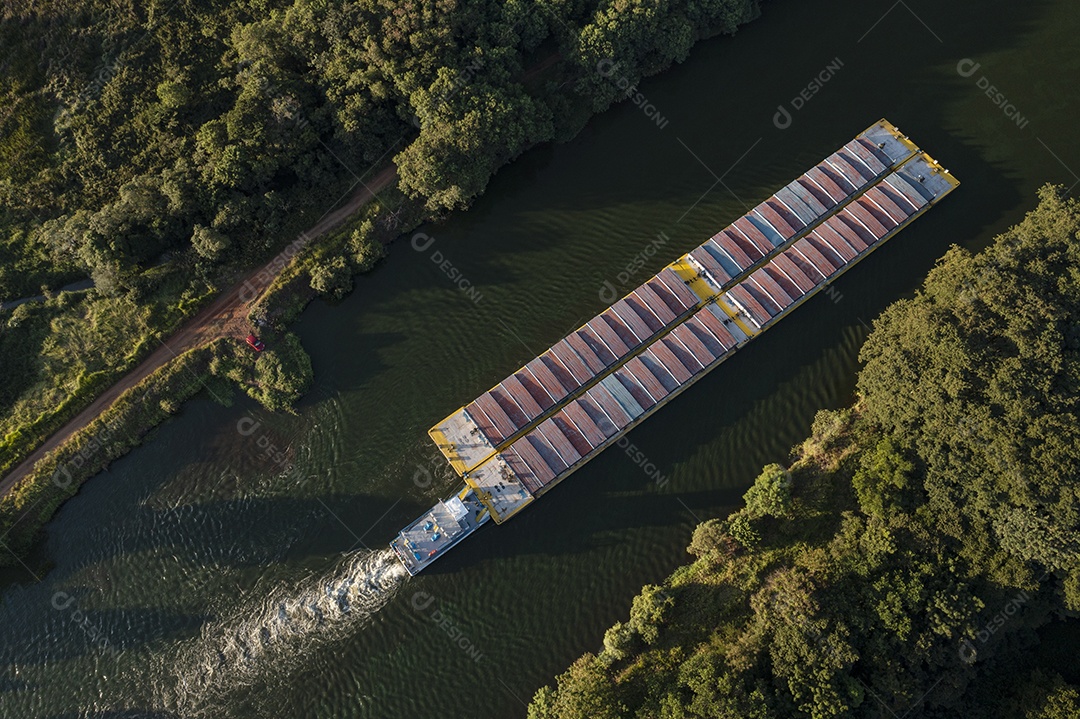 barcaça de transporte de grãos subindo o rio tiete
