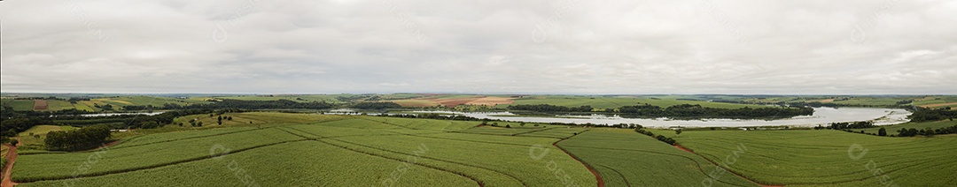 vista panorâmica dos canaviais com o rio Tietê ao fundo - drone view