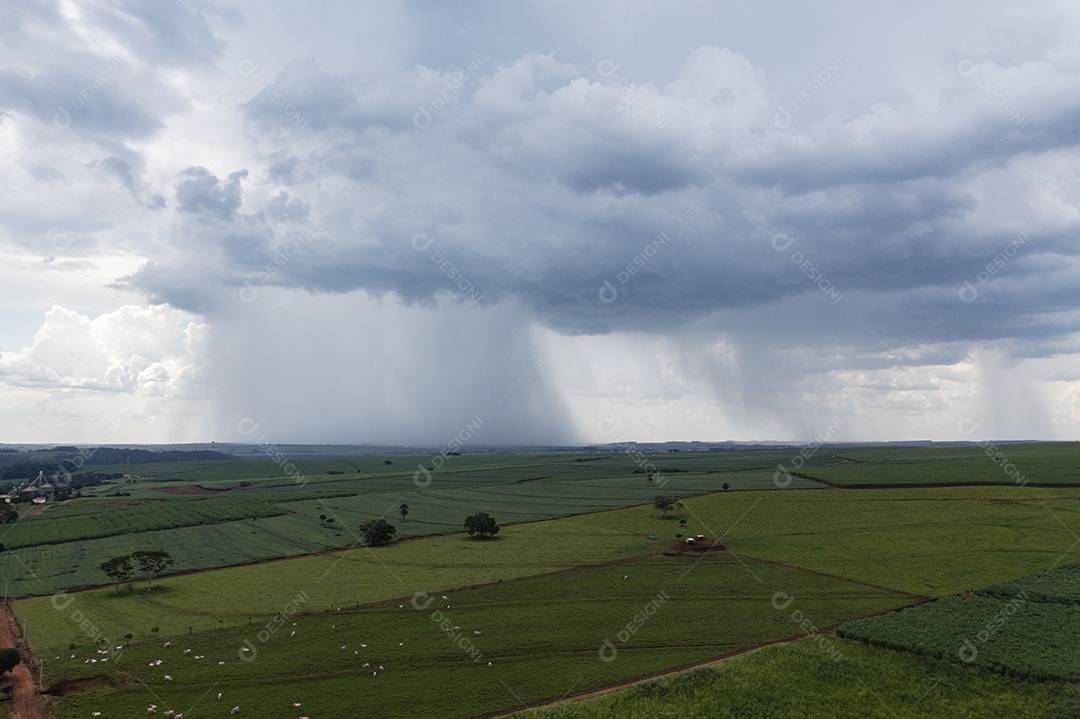 chuva caindo de uma única nuvem em parte da área rural