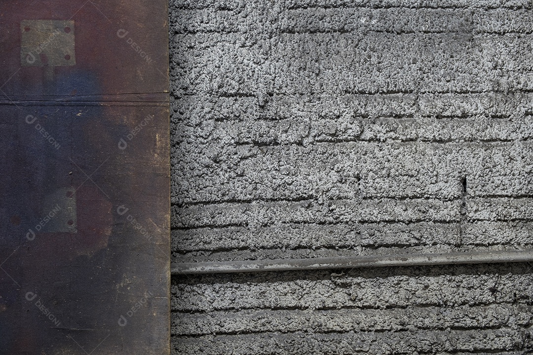 parede inacabada com placa de madeira contra o lado esquerdo com tinta