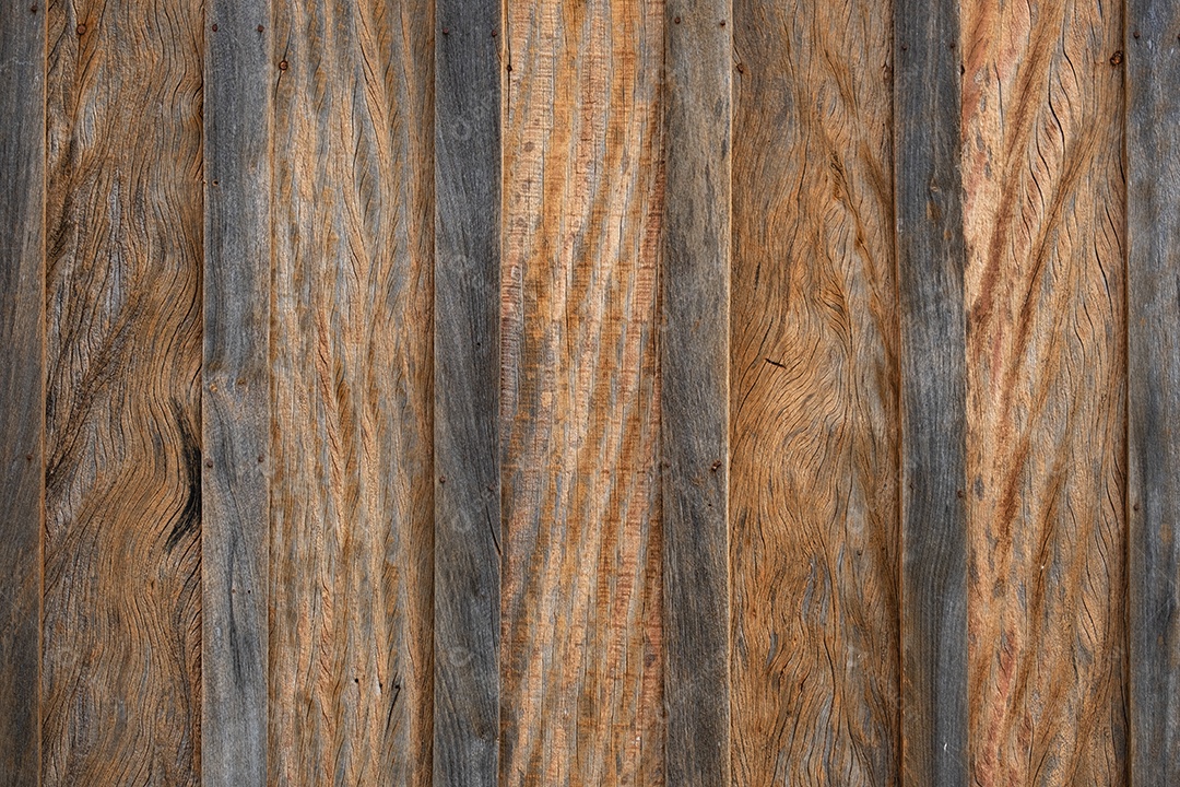 estrutura de madeira envelhecida pela exposição ao tempo