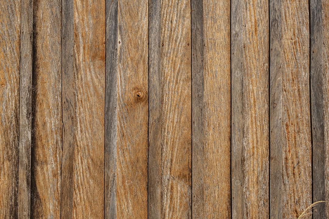 estrutura de madeira envelhecida pela exposição ao tempo