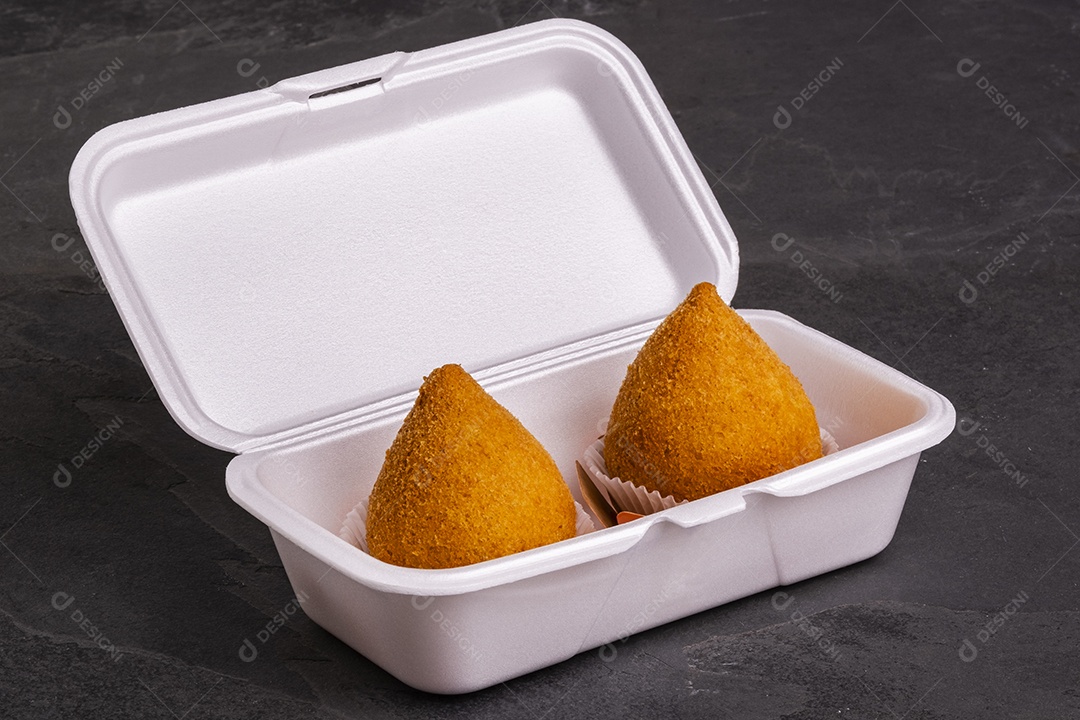 coxinha frita tradicional em embalagens descartáveis