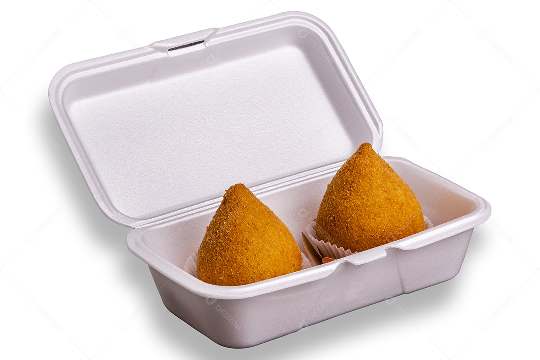Tradicional coxinha frita em embalagens descartáveis ​​isoladas em fundo branco.