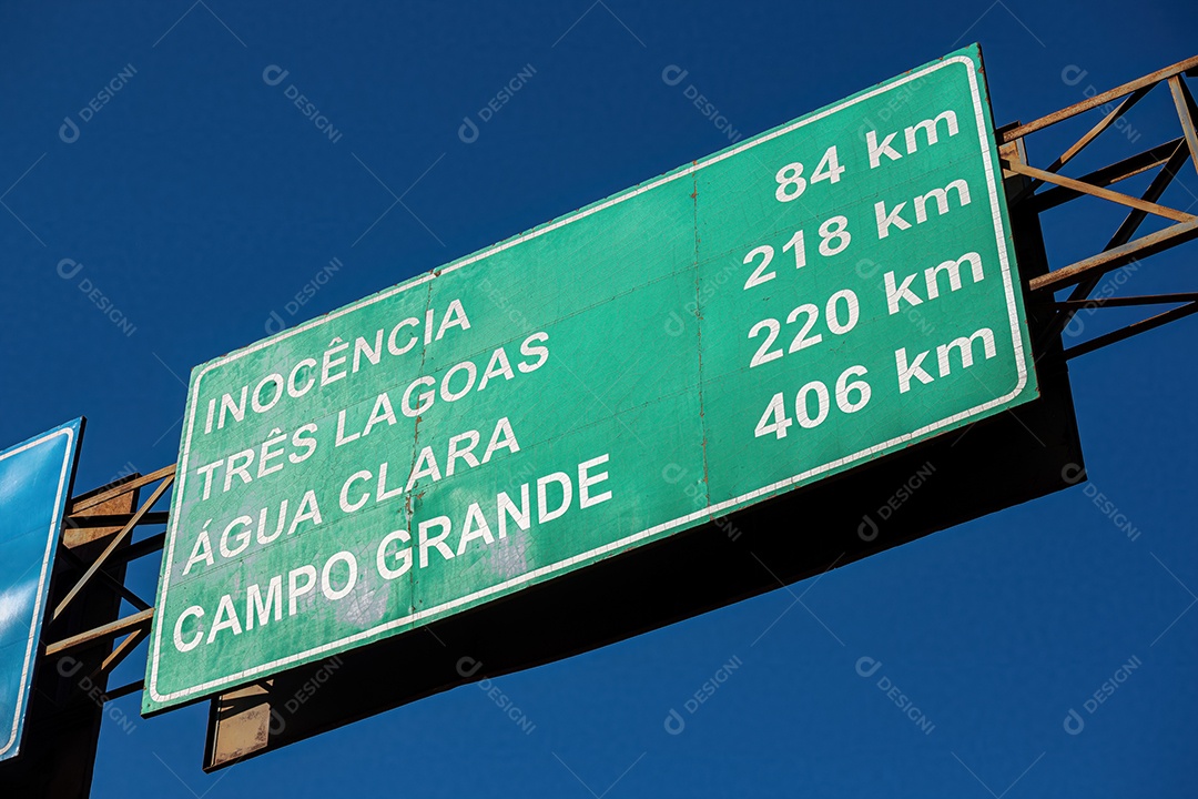Placa na chegada da cidade brasileira Cassilandia mostrando distância de outras cidades