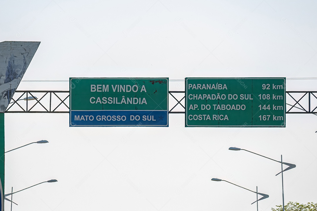 Placa na chegada da cidade brasileira Cassilandia mostrando distância de outras cidades