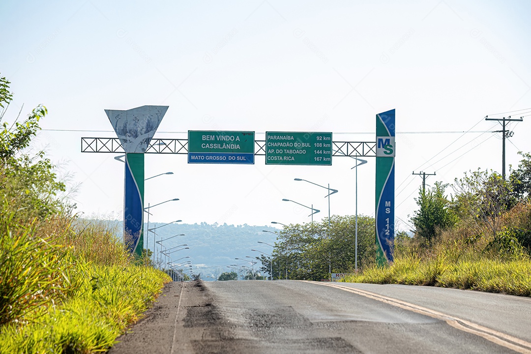 Placa na chegada da cidade brasileira Cassilandia mostrando distância de outras cidades
