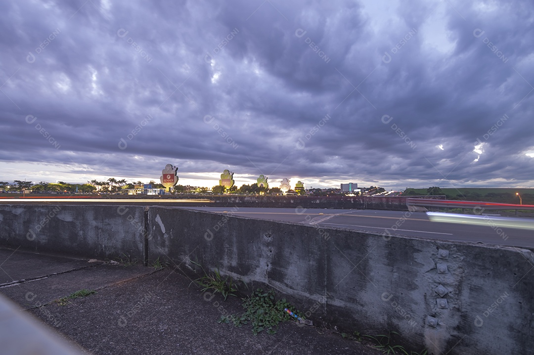 Rodovia don pedro 1 em longa exposição,final da tarde.