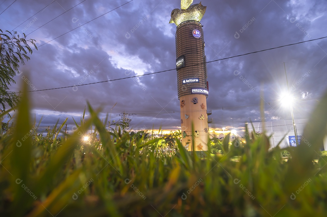 Don pedro shopping park visto de fora pássaro representando o shopping céu nublado e longa exposição.