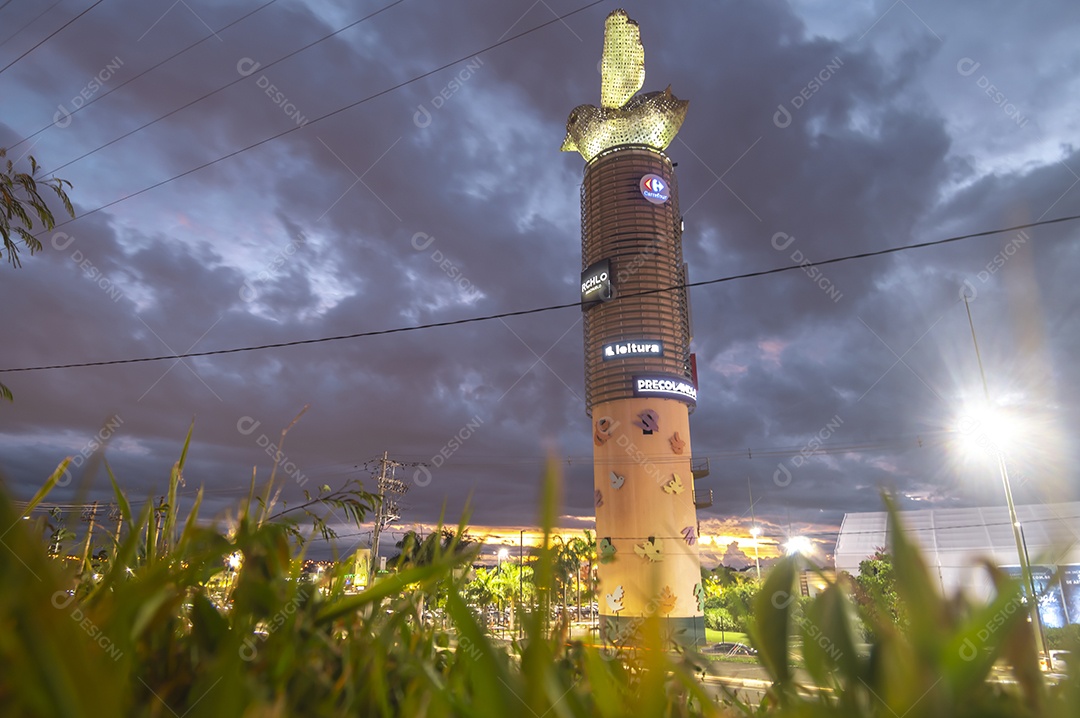 Don pedro shopping park visto de fora pássaro representando o shopping céu nublado e longa exposição.