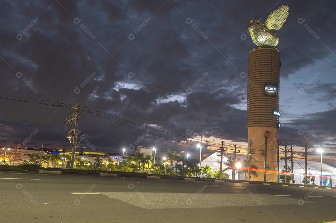 Don pedro shopping park visto de fora pássaro representando o shopping céu nublado e longa exposição.