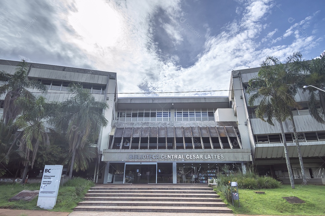 Grande edifício sobre dia ensolarado