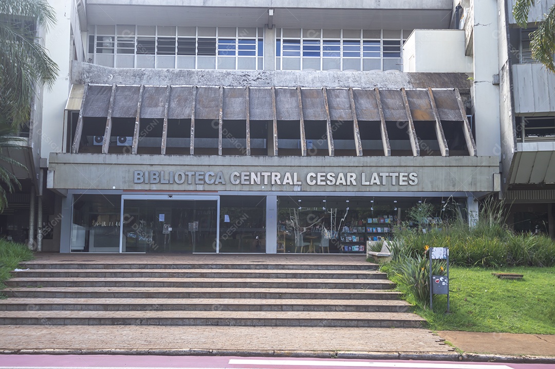 Grande edifício sobre dia ensolarado