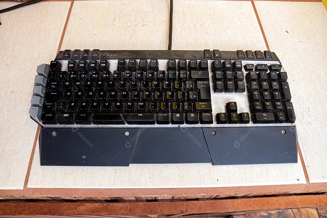 Teclado de computador mecânico com muita sujeira.