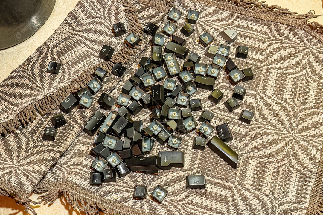 Teclas mecânicas de teclado de computador removidas para lavagem.