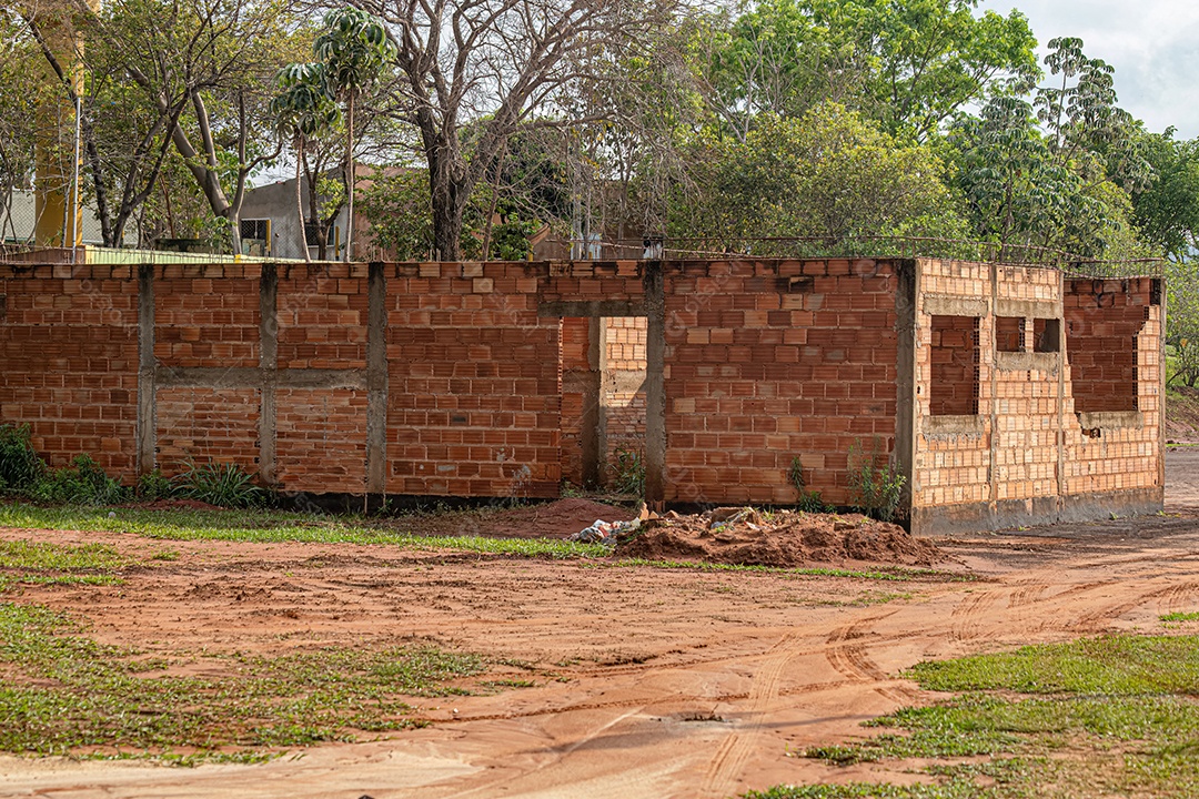 Prédio pequeno em construção com tijolos de bloco não rebocados