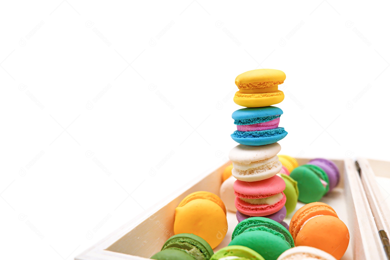 Macaron colorido ou biscoitos em uma caixa isolada no fundo branco