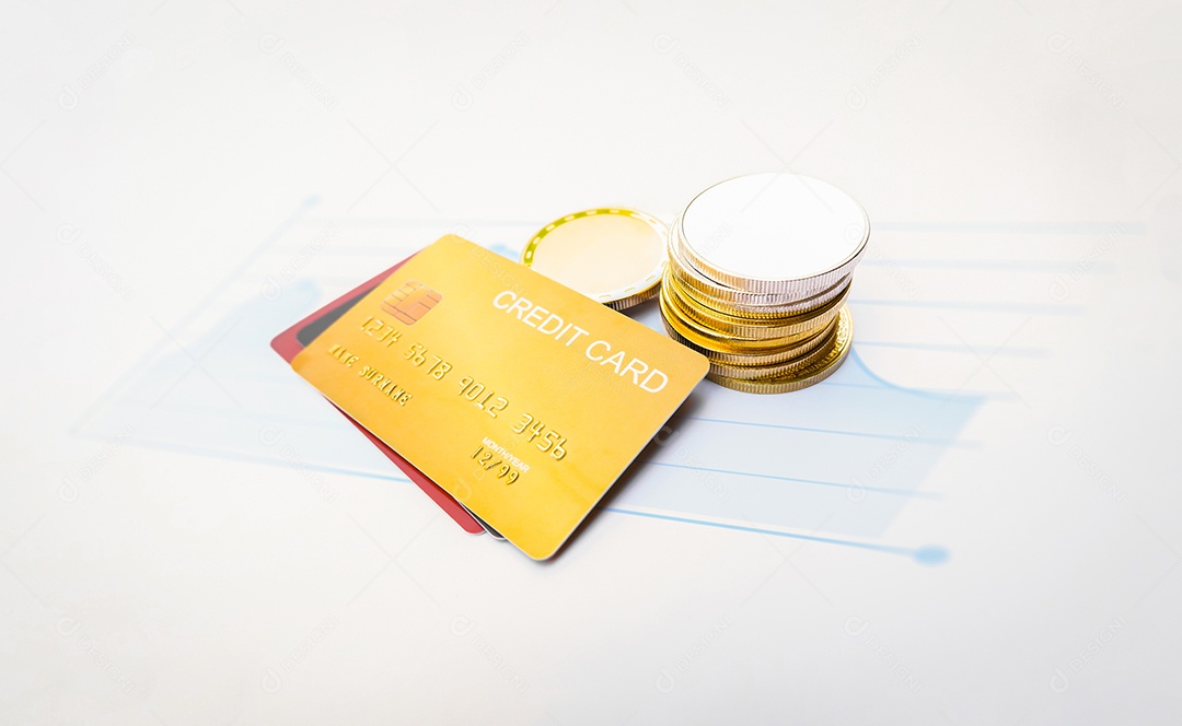 Cartão de crédito e pilha de moedas em fundo branco