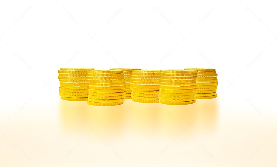 Pilha de moedas douradas isoladas no fundo branco