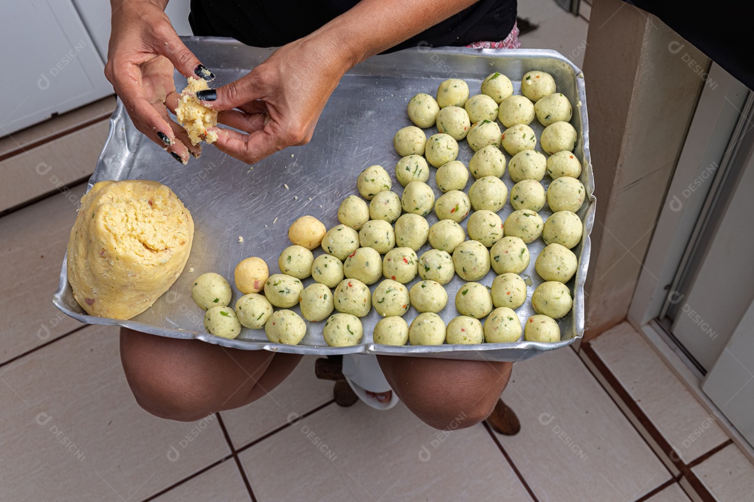 Processo de preparação de bolas de arroz mulher moldando a massa em bolas.