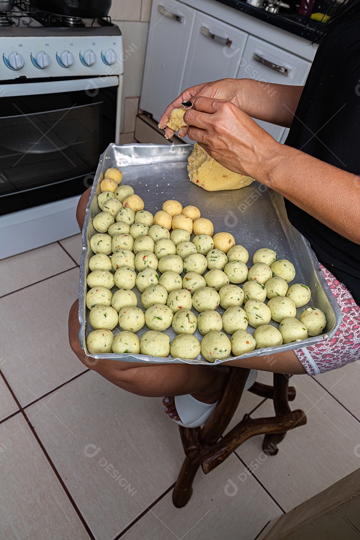 Processo de preparação de bolas de arroz mulher moldando a massa em bolas.